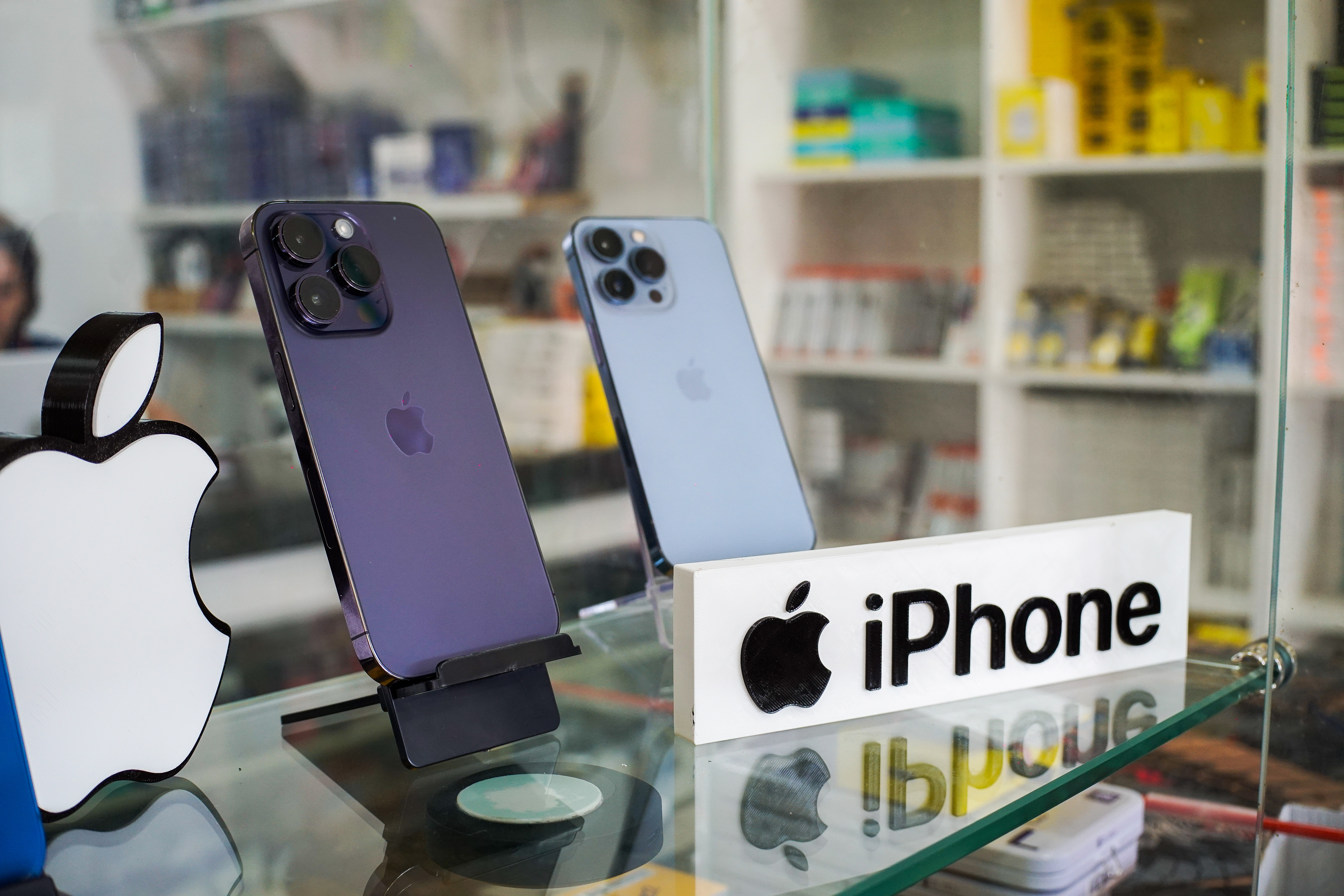 Vitrine com iPhones na Py Play